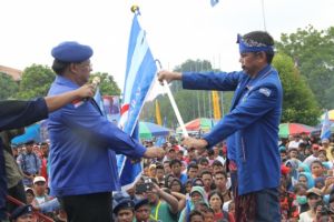 Gaya baru, Demokrat Lantik Pengurus di Lapangan