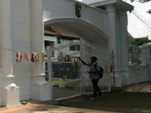 Wow...Kantor Kejaksaan Jambi Digantungi Celana Dalam