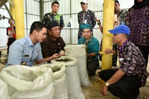 Tinjau Pabrik Pakan Ikan di Tangkit Baru, Zola Bilang Begini