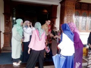 Heboh... Ingin Berfoto dengan Zola, Belasan Ibu Ibu ini Datangi Rumah Dinas Gubernur Jambi