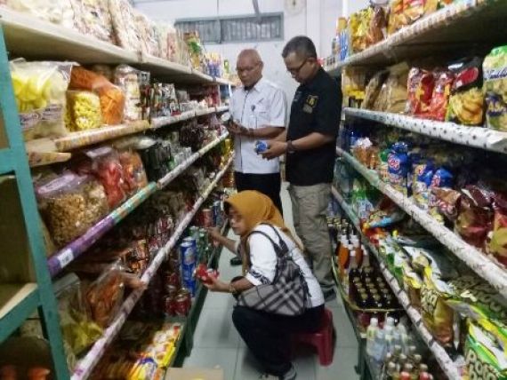 Petugas BPOM saat menyisir sejumlah outlet di Jambi
