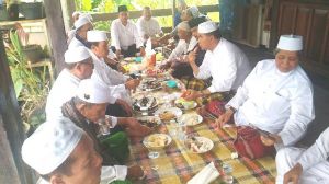 Dukungan Makin Kuat,  Fasha Makan Lesehan Bersama Warga Sebrang