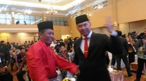 Ada Tarian Cakalele Sambut Sani-Izi, Fasha-Maulana Tiba dengan Salam Dua Jari dari Pendukung