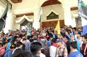 Ratusan Mahasiswa Jambi Datangi Kantor Gubernur, Ini Tuntutannya...