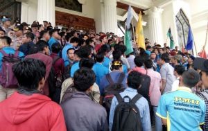 Tolak Kedatangan Tagor, Aksi Mahasiswa Bubarkan Diri 