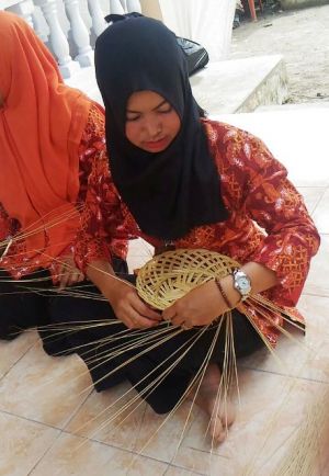 Tak Lagi Dibakar, Lidi Pelepah Sawit Di Desa Sumber Agung ini Disulap jadi Piring Cantik