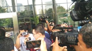 BREAKING NEWS: Zola Penuhi Panggilan KPK Pagi Ini   