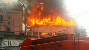 Hampir 10 Jam, Api di Hotel Novita Belum Berhasil Dijinakkan   