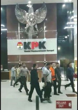 BREAKING NEWS: Diperiksa Selama 9 Jam, Zola Akhirnya Ditahan KPK      