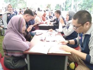 Dinsosdukcapil Kewalahan, Ribuan Masyarakat Padati Stan Perekaman e-KTP   