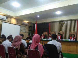 Pertanyaan  Soal Teh Kotak dan Kain Sarung Ada Kakinya Bikin Geli Pengunjung Sidang Supriyono