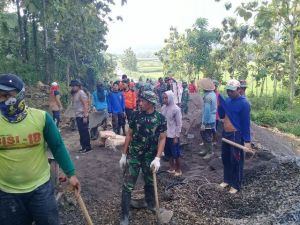 Untuk Kemajuan Desa, Satgas TMMD Bermandi Keringat Bersama Warga
