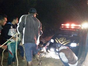 Gara-gara Jalan Rusak di Bahar Selatan,  Ambulance yang Bawa Jenazah ini Terpaksa Ditarik Warga