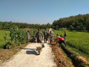Warga dan Satgas TMMD Antusias Laksanakan Pembereman Jalan 