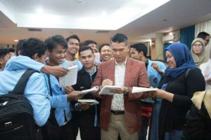 Jadi Pemateri di Acara Seminar Politeknik Jambi, Tanda Tangan Fasha Jadi Buruan Mahasiswa
