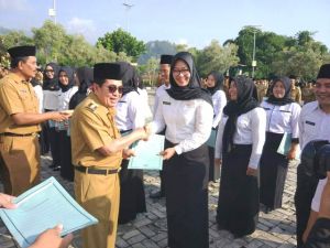 Wako AJB Serahkan SK PNS Bidan , Dokter dan Penyuluh Pertanian