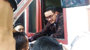 Senyum Zola dari Jendela Untuk Para Pendukungnya