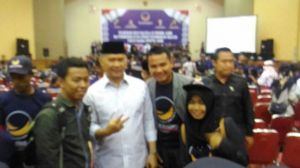 Kader Nasdem Berebut Selfi ke Fasha-Maulana