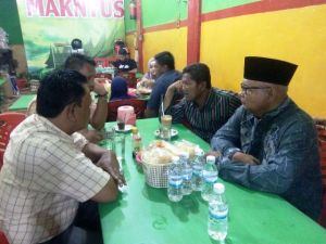 Santainya Gaya Nalim Nikmati “Teh Telok” Sambil Diskusi dengan Tokoh Merangin