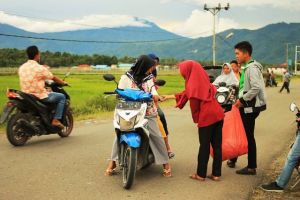 Hari Pertama Puasa Tim ZA Bagikan Takjil, Warga Titip Pesan untuk Paslon Nomor 3