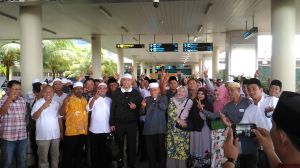 Tiba dari Umroh, Fasha-Maulana Disambut Pendukung di Bandara