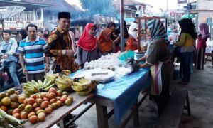 Belanja di Pasar Sore Seleman, Zainal Abidin Hebohkan Pengunjung