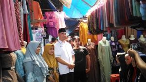 Di Pasar Talang Banjar, Pedagang Berebut Selfi dengan Fasha
