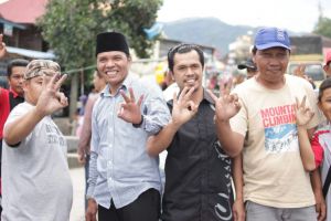 Warga Serbu Zainal Abidin Saat Belanja di Pasar Bedug Hiang