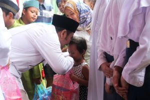 Lakukan Kunjungan Aspirasi, SAH Beri Santunan Bagi Ratusan Masyarakat Kurang Mampu   