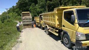 Timbun Jalan Koto Salak-Koto Petai, Zainal Abidin Bantu Material   