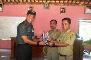Dandim 0718/Pati Serahkan Duplikat Piala Juara 2 TMMD Reg 101 Tingkat Nasional Tahun 2018