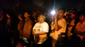 Turun ke Lokasi, Bupati Safrial Ikut Padamkan Api