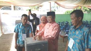 Nyoblos Bersama Istri, Maulana Siap Umroh lagi Jika Menang Pilwako