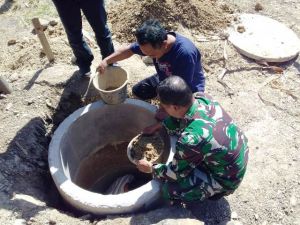 Satgas TMMD Reg 102 Bangun Tempat Mandi Cuci Kakus (MCK)