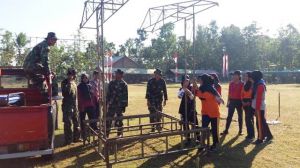 Pramuka bersama Satgas TMMD Reguler Ke-102 Dalam Rangka Penyiapan Lapangan Di Desa Bonomerto