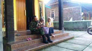 Senyum Manja Laela Gadis Cilik Asal Bonomerto Dipangkuan TNI   