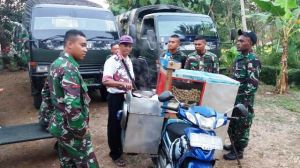 Pedagang Bakso Diserbu TNI      