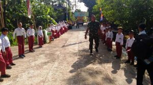 Siswa SD di Bonomerto Ikut Menyambut Tamu Undangan