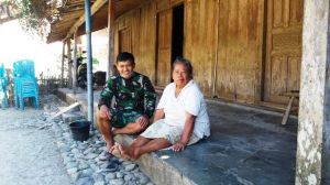 Kedekatan Anggota Satgas TMMD Terlihat Tidak Memandang Usia   