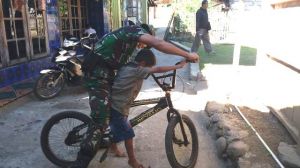 Bermain Sepeda Bersama Dengan Satgas TMMD      
