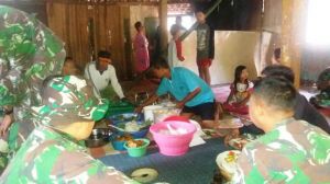 Kebersamaan TNI Dan Warga Saat Acara Selamatan di Rumah Bapak Rosid