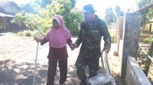 Rasa Peduli Dan Empati Satgas TMMD Kepada Mbah Rukiyem      