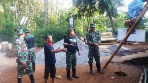 Sambut bergayung satgas TMMD dan warga   