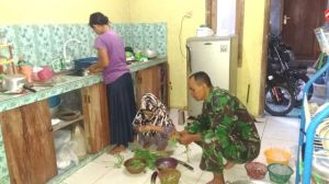 Membantu Memasak Ibu Siti Buat Satgas TMMD   