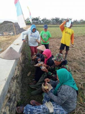 Menikmati Kue Ditepi Jalan