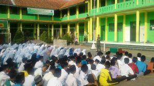 Melatih Kedisiplinan Melalui PBB bersama Dengan Satgas TMMD