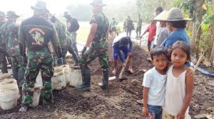 Mesranya Dua Orang Bocah Di Lokasi Pengecoran