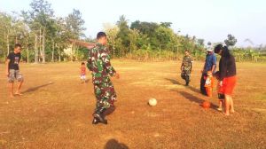 Cerianya Anak-Anak Bermain Bola Di Pagi Hari