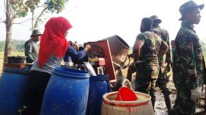 Srikandi Berkerudung Merah Pembagi Air