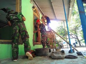 Satgas dan Warga Bergotong Royong Merehab Mushola Al-Amin